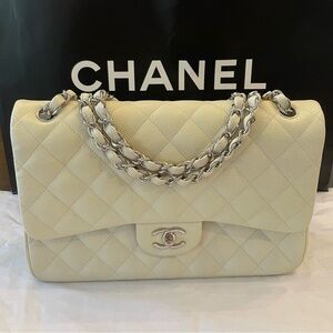 CHANEL Classic Jumbo Double Flap Bag